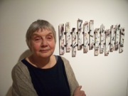 Elisabeth Dupont, co-commissaire de l'expo et son oeuvre Douze petites lattes(Série Entre les lignes), assemblage(objets trouvés, lithographie, encre et acrylique, 2015.