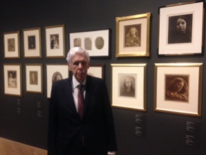 Le collectionneur et homme d'affaires Jack Lazare, photographié lors du vernissage de l'exposition le 28 novembre dernier. Cette série de photos antiques sont à l'origine de la passion du donateur pour la photo.